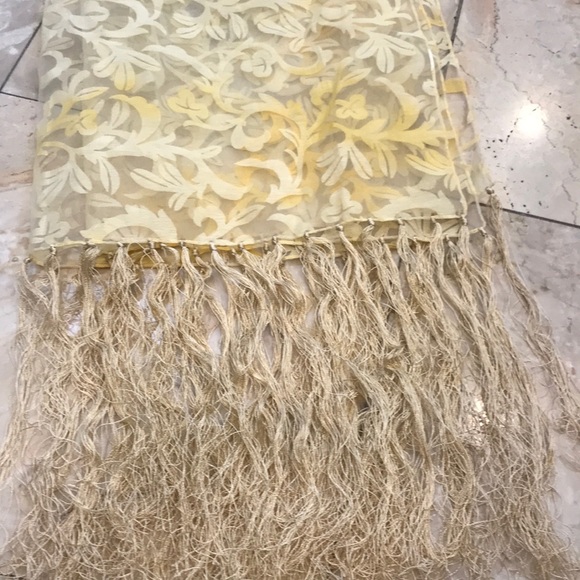 Yellow and gold printed vintage silk scarf or shawl. - Picture 3 of 3